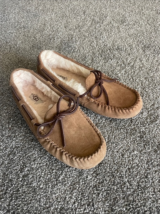 UGG Shoes - UGG Women's Dakota Slippers in a chestnut suede